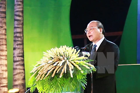 Le vice-PM Nguyen Xuan Phuc s'adresse lors de l'ouverture de la quatrième édition du Festival de la noix de coco de Ben Tre. Photo: VNA